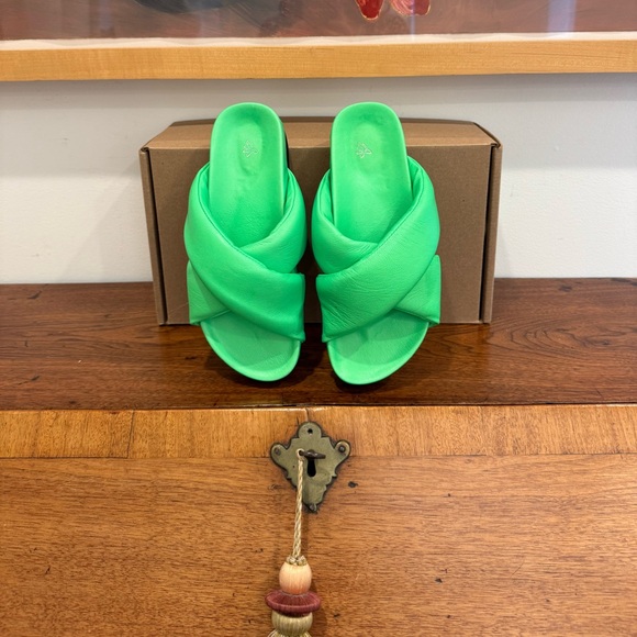 ESQUIVAL Alex Sandal - Neon Green